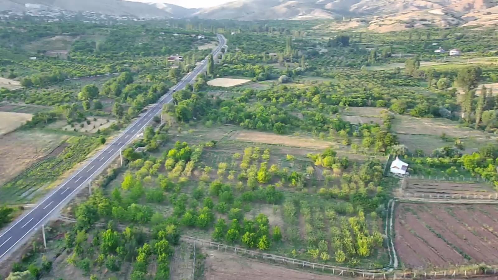 ANA YOLA SIFIR ELEKTRİĞİ SUYU OLAN 6.100 m² DİKİLİ BAHÇE - Niğde Çamardı Satılık | Turasan Emlak
