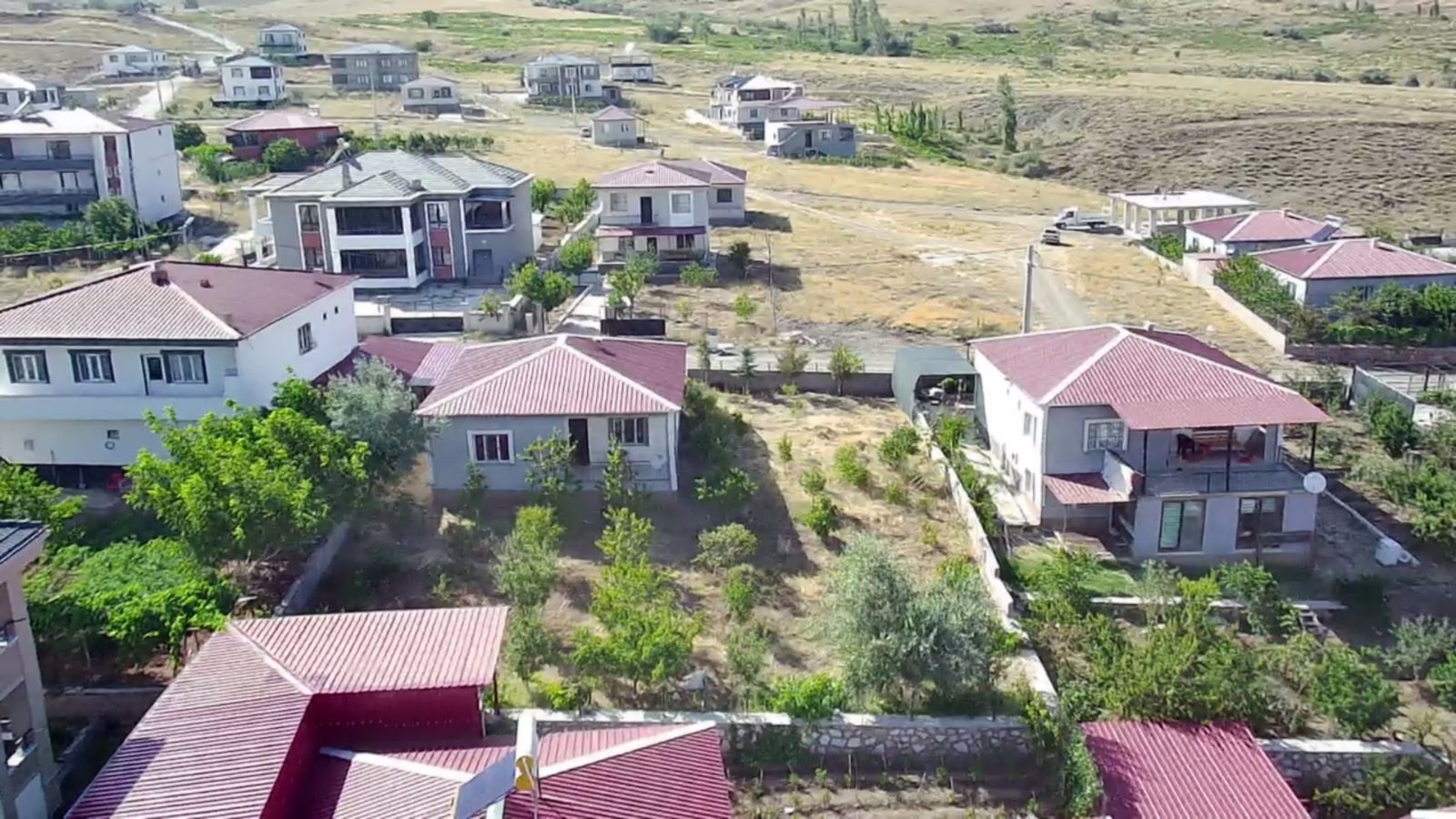 Çamardı Burçta Satılık 739.54m² Arsa İçinde 2+1 Müstakil Ev.