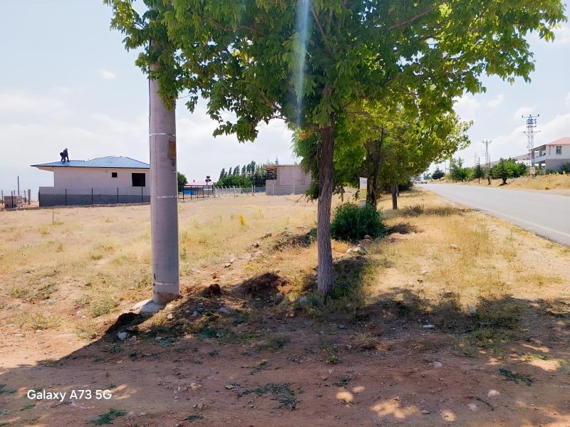 BADEMDEREDE YOLA SIFIR TİCARİ VE KONUT KULLANIMINA UYGUN ARSA - Fotoğraf 16 | Turasan Emlak Niğde
