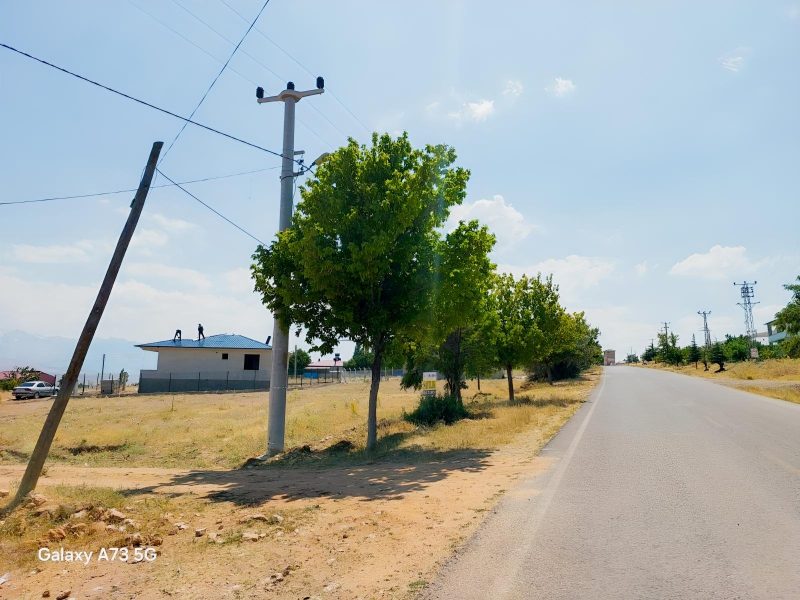 BADEMDEREDE YOLA SIFIR TİCARİ VE KONUT KULLANIMINA UYGUN ARSA - Fotoğraf 13 | Turasan Emlak Niğde