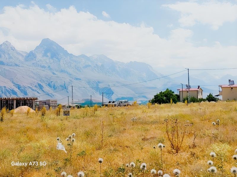 BADEMDEREDE MUHTEŞEM DEMİRKAZIK MANZARALI SATILIK 450m² ARSA - Fotoğraf 4 | Turasan Emlak Niğde