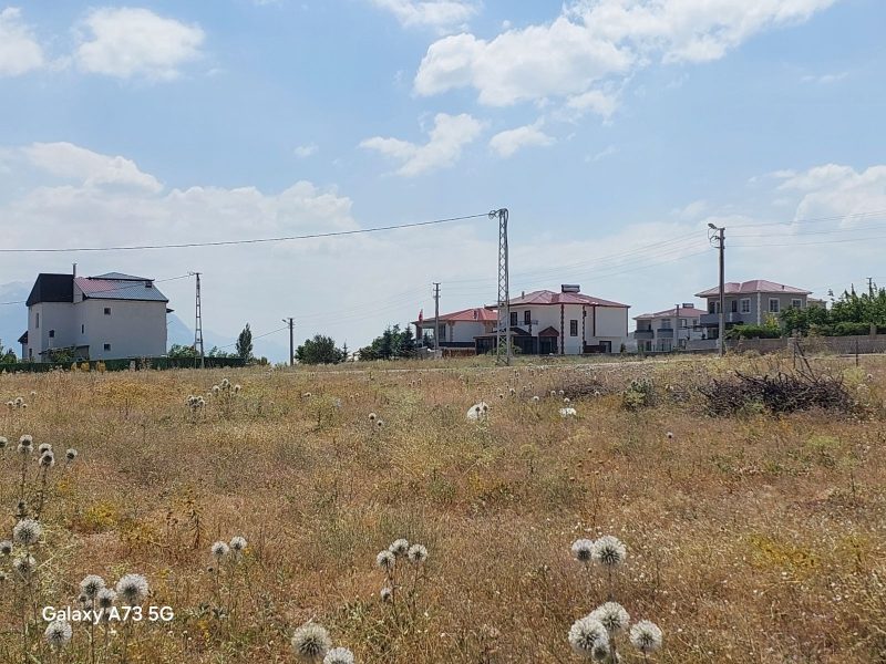 BADEMDEREDE MUHTEŞEM DEMİRKAZIK MANZARALI SATILIK 450m² ARSA - Fotoğraf 15 | Turasan Emlak Niğde