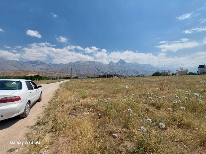 BADEMDEREDE MUHTEŞEM DEMİRKAZIK MANZARALI SATILIK 450m² ARSA - Fotoğraf 10 | Turasan Emlak Niğde