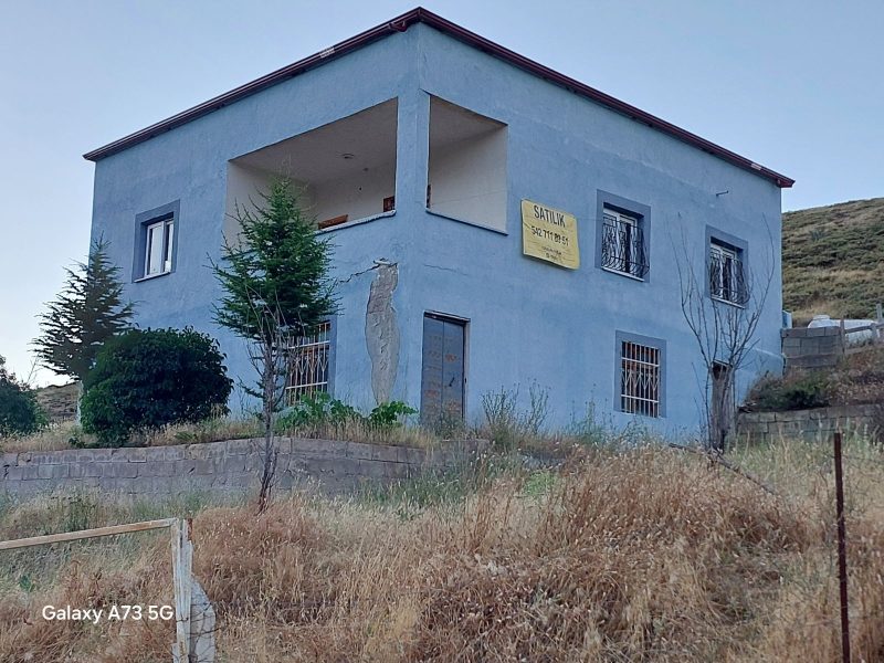 Bademderede Yola Yakın 9.618 m² Satılık Müstakil Ev & Bahçe - Fotoğraf 1 | Turasan Emlak Niğde